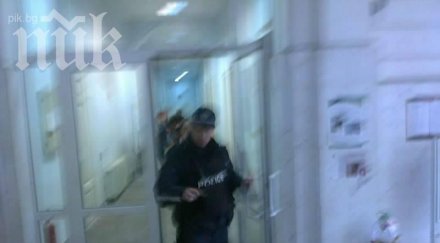 сайтове гърмят полицаи окупират факултета журналистика деканата пуснахме тоалетната напрежение