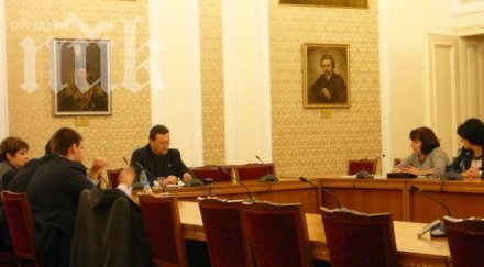 парламентът изиска държавната администрация списък всички назначения герб