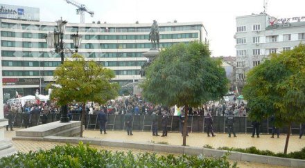 напрежението парламента покачва трупат хора