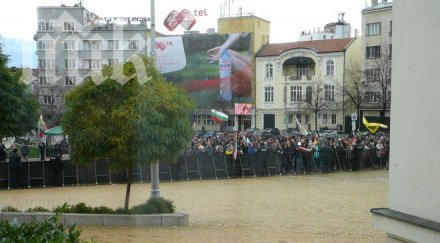 200 протестиращи скандират сградата парламента