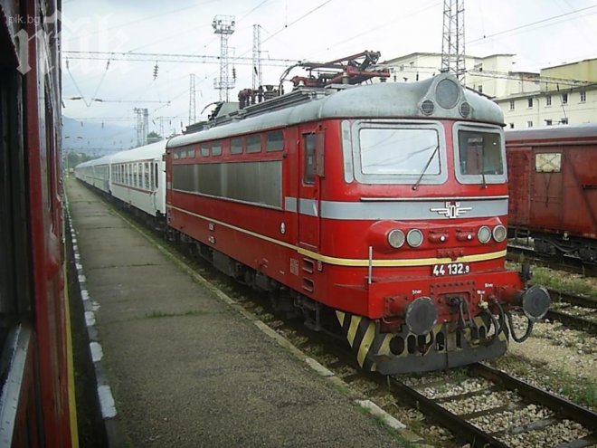 БДЖ пуска извънредни влакове от Варна и Бургас за митинга на БСП
