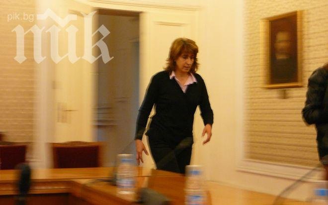 Парламентарна чиновничка към журналисти: Ах, колко сте нахални и нагли!