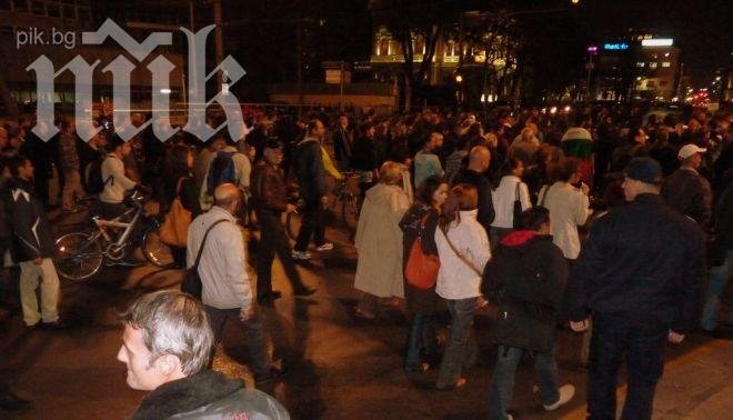 Протестиращите пеят Хубава си, моя горо под прозорците на Министерския съвет