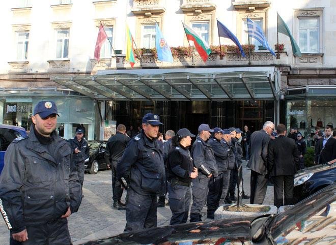 Ескалира напрежението пред Шератон! Над 100 полицаи пазят Орешарски, протестиращи са окупирали всички изходи
