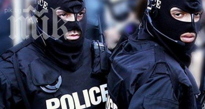 Националисти обстреляха с димки посолството на Полша в Москва