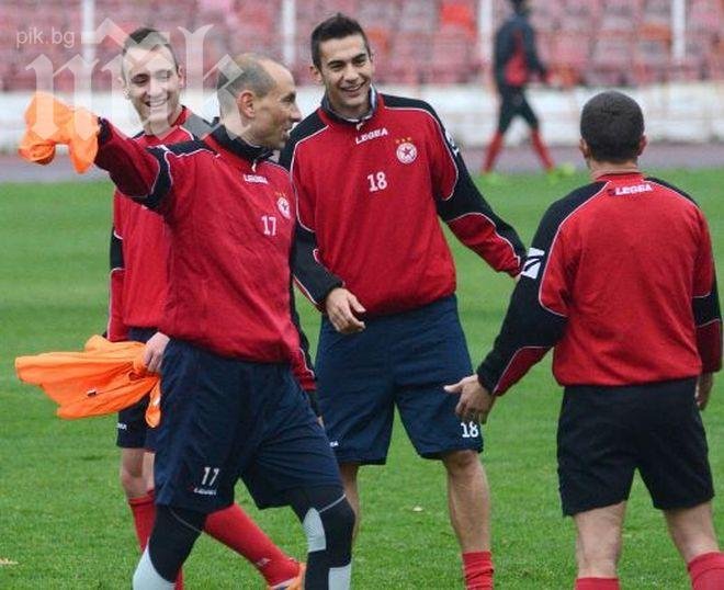 Мартин Петров в групата за дербито с Левски“