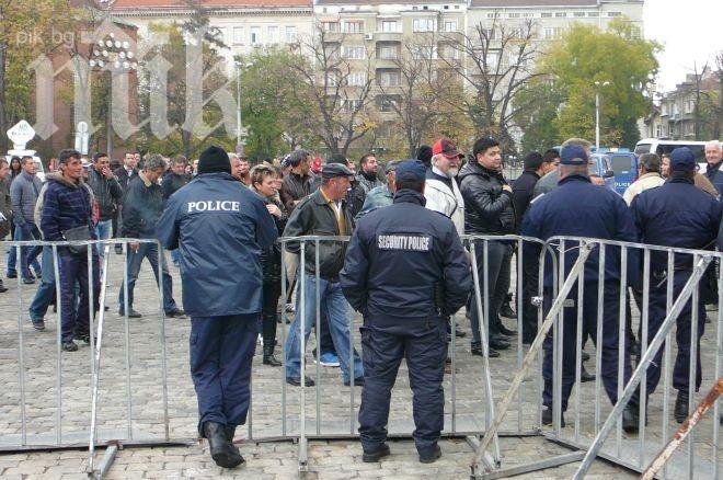 Властта струпа тумба цигани зад парламента