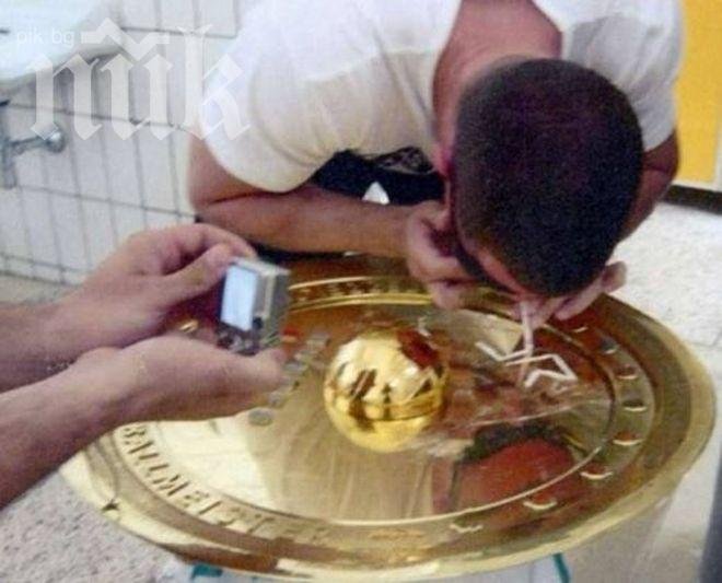 Шок! Фен смърка кокаин от шампионски трофей (снимка)