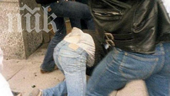 Кърваво меле! Разбиха с дървен прът главата на жена