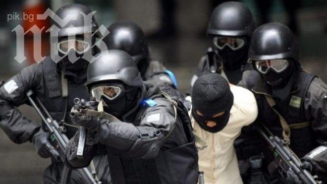 Шпионин от Ми6 починал, след като сам се е заключил в сак