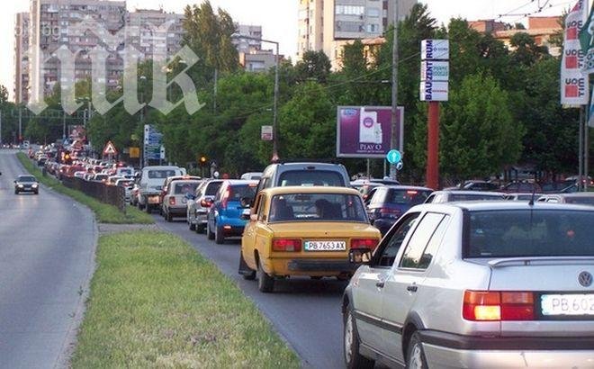 Чудовищно задръстване по бул. „България“