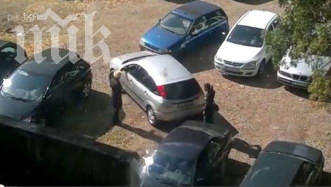 Видео с две българки, които не могат да паркират взриви интернет! Вижте го!