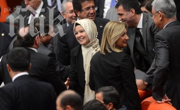 Турските депутатки вече могат да носят панталони