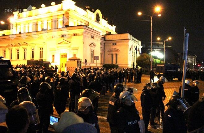 Протестът обстрелва парламента с пиратки. Двоен кордон от полицаи пази сградата