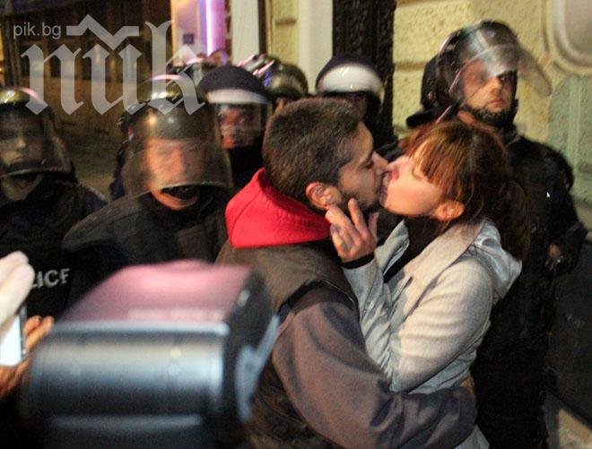 Актьори от сцената на Народния театър заклеймиха полицейския терор