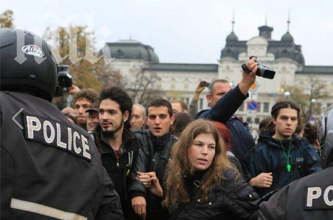 Полицаи бутат протестиращи пред входа на „Шератон“, чакат Орешарски
