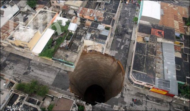 Вижте огромната дупка, която погълна две къщи, басейн и лодка (снимка)