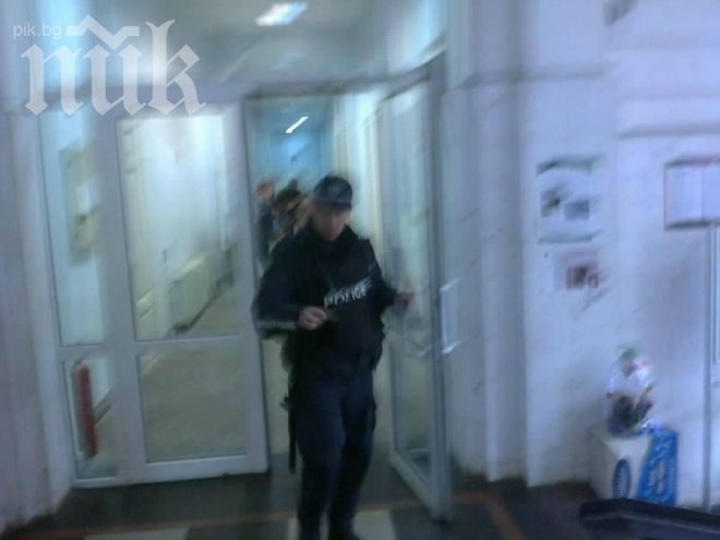 Сайтове гърмят: Полицаи окупират Факултета по журналистика!
От деканата: Пуснахме ги до тоалетната, няма напрежение