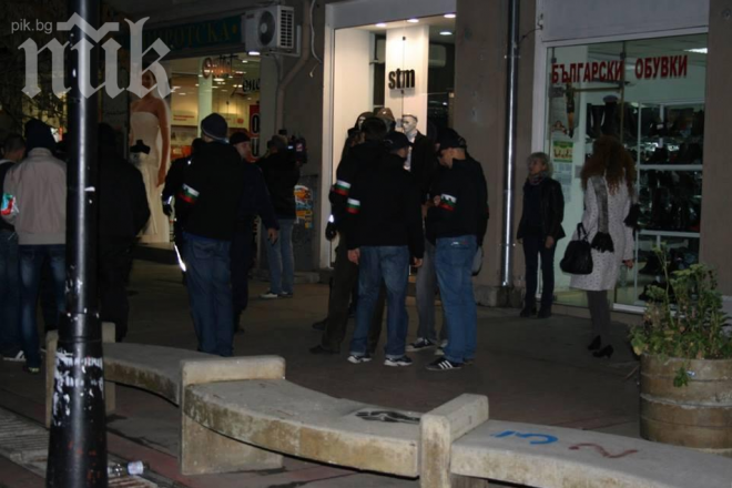 Групи от млади националисти маршируват из ул. Пиротска