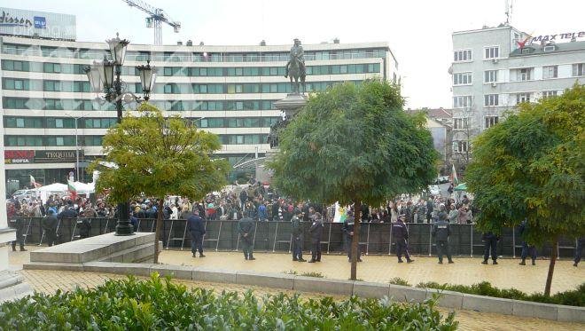 Напрежението пред парламента се покачва – трупат се хора