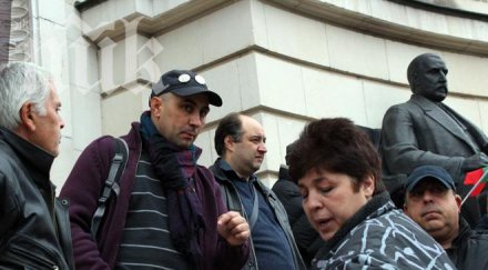 извънредно чакат червен щурм ректората професори студенти заемат кръгова отбрана