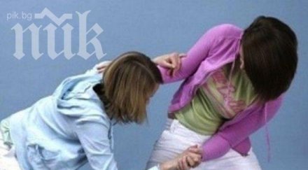 ужас ученичка остана без пръст женски бой