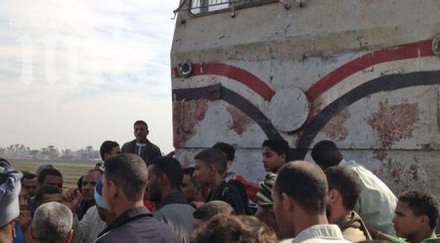 близо загинаха адски сблъсък влак автобус