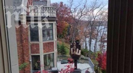 мъж издигна статуя гигантски среден пръст дома бившата съпруга