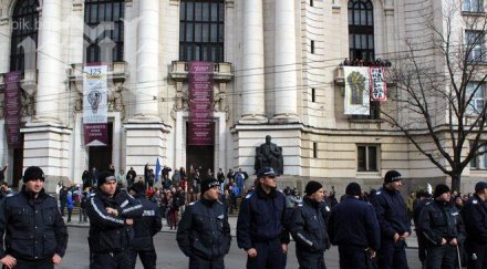 хаос гърмят пиратки ректората конете полицаите подплашиха