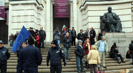 професори ругаят митинга червените отвръщат безделници