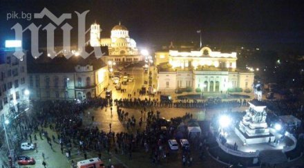 протестиращи събират централния вход народното събрание