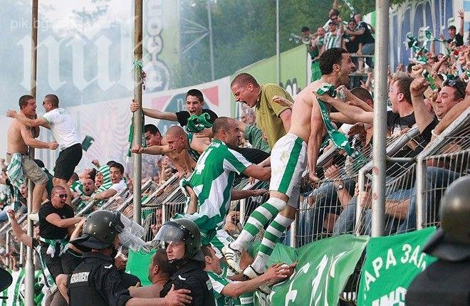 Фенове на Берое напердашиха играчи на Лудогорец, изпратиха ги в болница