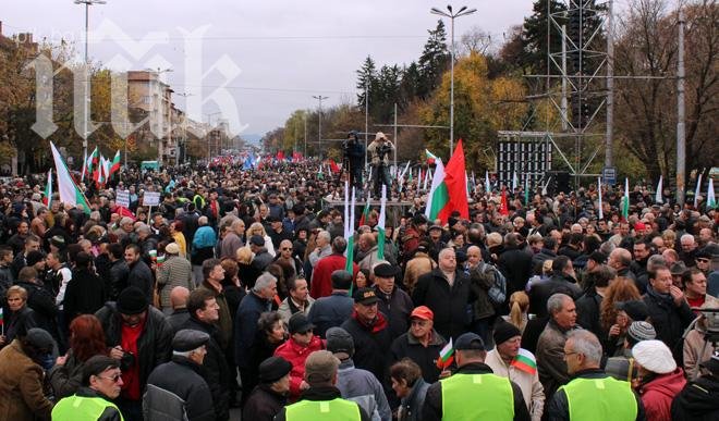 Плакат Окупатори, защо пречите на внука ми да учи развя баба му в София (обновена + снимки)
