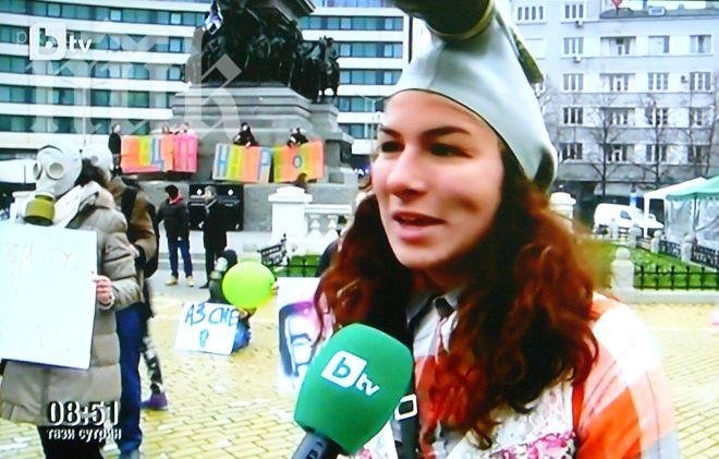 Протест с противогази пред парламента