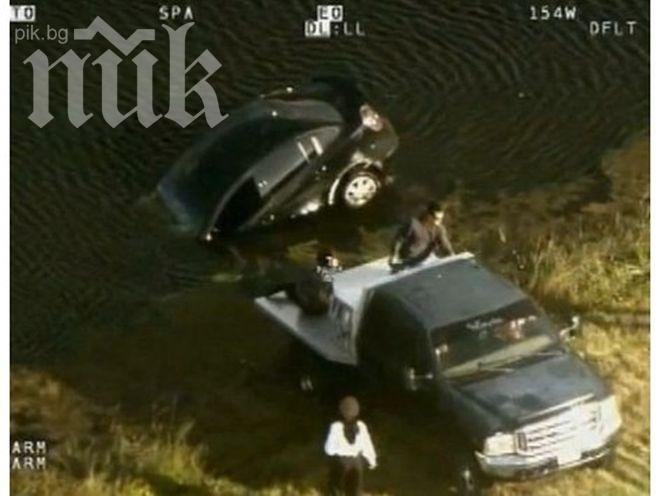 Късмет свише! Майка на две деца спасена секунди преди да се удави в колата си (видео)