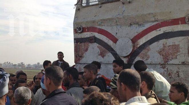 Близо 20 загинаха при адски сблъсък между влак и автобус