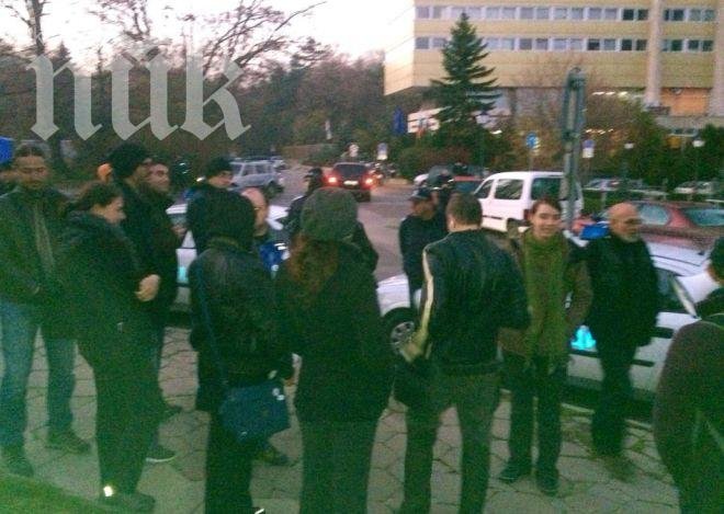 Екшън пред студиото на Кеворкян – пазят Цветлин Йовчев и Сидеров от протестиращи