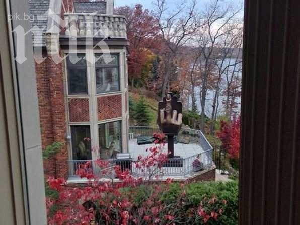 Мъж издигна статуя с гигантски среден пръст срещу дома на бившата си съпруга