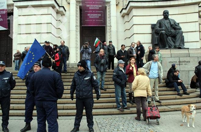 Професори ругаят митинга, червените им отвръщат Безделници!