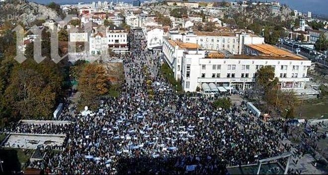 ГЕРБ се уреди с оркестър Карандила, Петя Буюклиева пее на Орлов мост