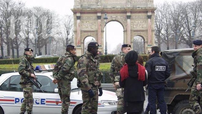 Полицаи пред централите на големите медии в Париж