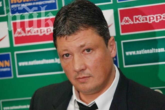 Любо Пенев пише забележка на ФИФА