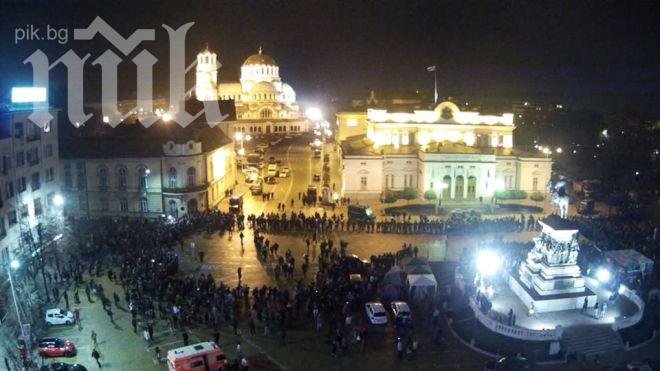 Протестиращи се събират пред централния вход на Народното събрание