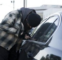 Фалшиви полицаи откраднаха БМВ с 2 млн. долара вътре Фалшиви полицаи откраднаха БМВ с 2 млн. долара вътре