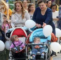 Майки и деца на протест срещу увеличаването на таксите за забавачки
