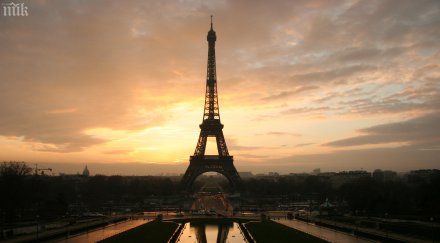 част айфеловата кула отива търг