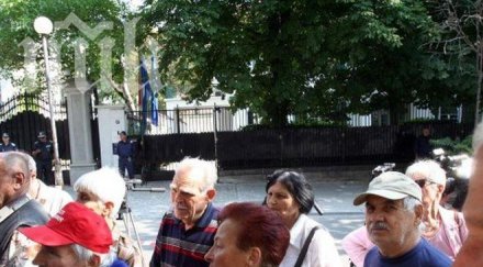 100 души подкрепящи правителството събраха александър невски