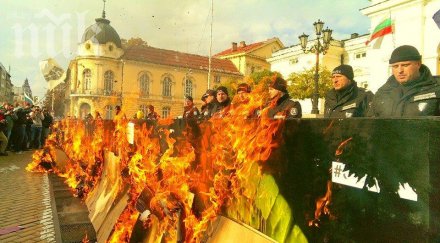 пожар парламента подпалиха барикадите обновена