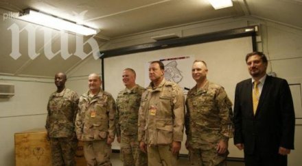 военният министър изненадващо кацна афганистан