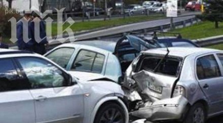 ужас пътя кола вряза бус пълен хора седем болница